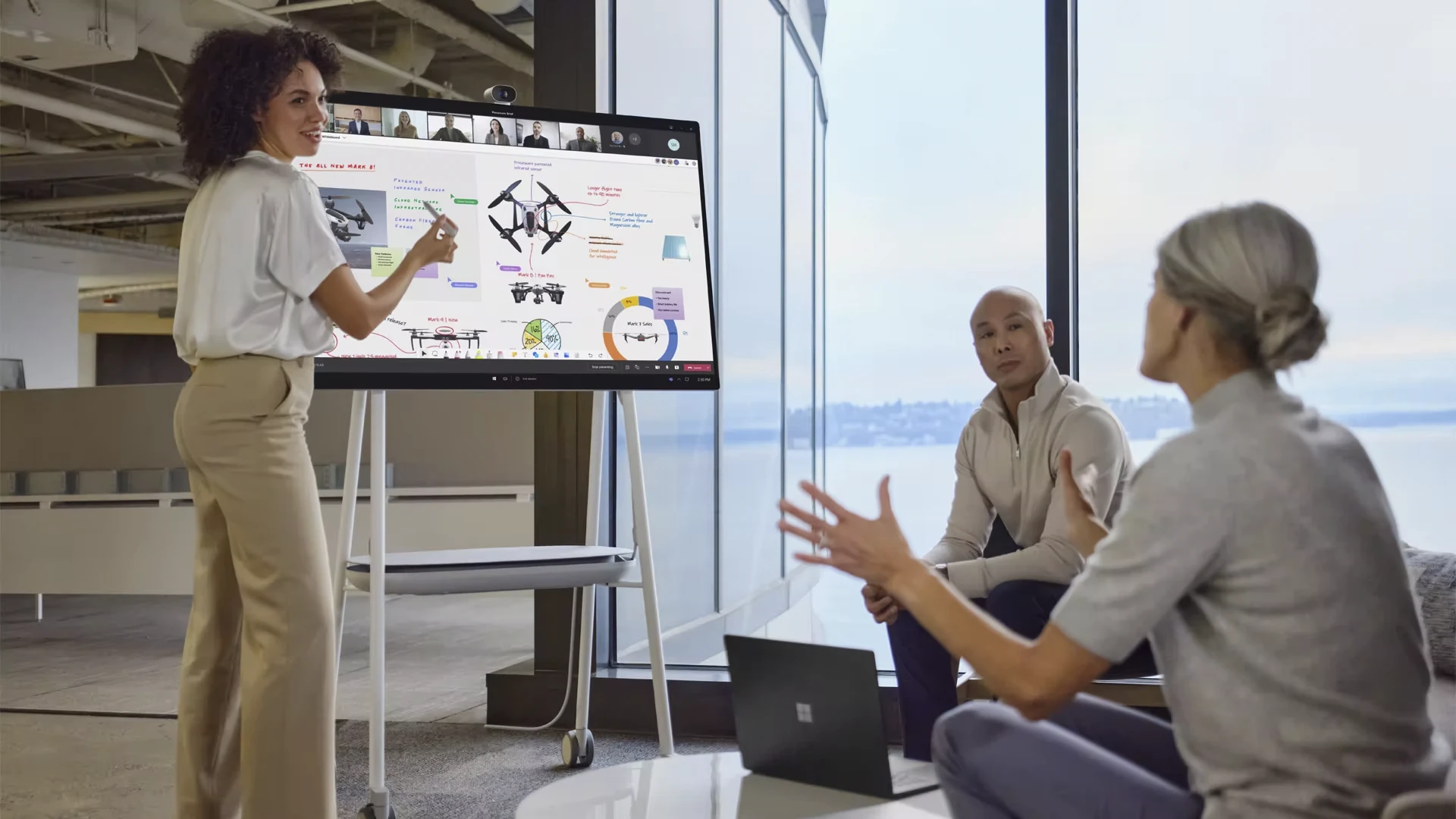 MSFT-In-person-coworkers-interact-with-PowerPoint-presentation-in-Teams-coworkers-observe-RE4Qt3p_VP5-1920x1080