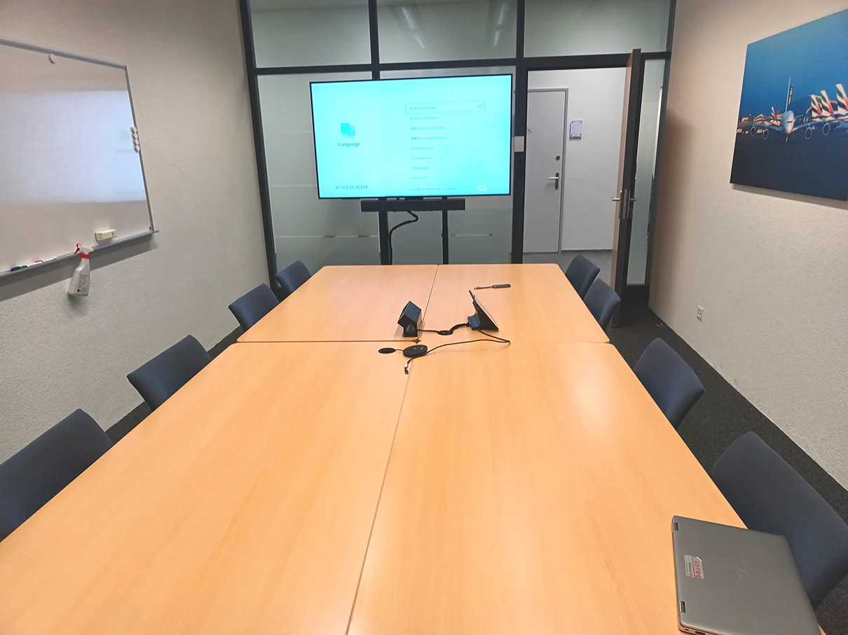 Skyguide modernisierte 71 Meetingräume an sechs Standorten und schuf mit einer standardisierten Microsoft Teams Rooms Lösung eine einheitliche, zentral verwaltbare Meetingraumlandschaft.