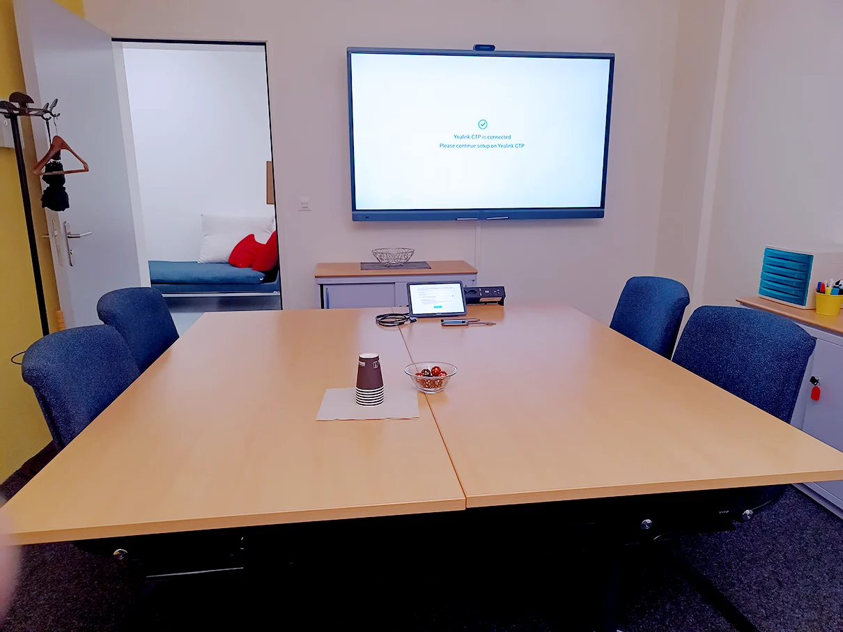 Skyguide modernisierte 71 Meetingräume an sechs Standorten und schuf mit einer standardisierten Microsoft Teams Rooms Lösung eine einheitliche, zentral verwaltbare Meetingraumlandschaft.