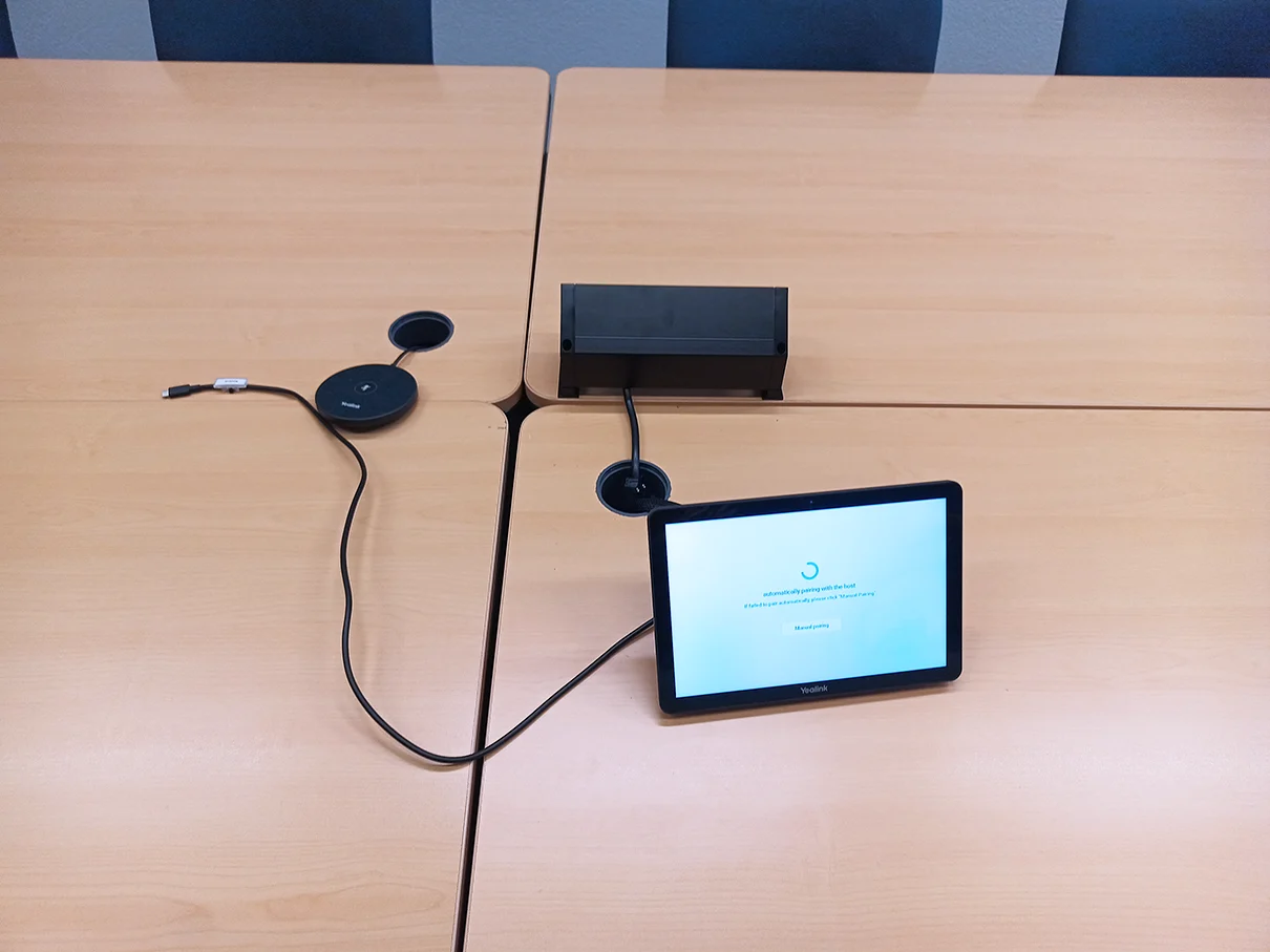 Skyguide modernisierte 71 Meetingräume an sechs Standorten und schuf mit einer standardisierten Microsoft Teams Rooms Lösung eine einheitliche, zentral verwaltbare Meetingraumlandschaft.